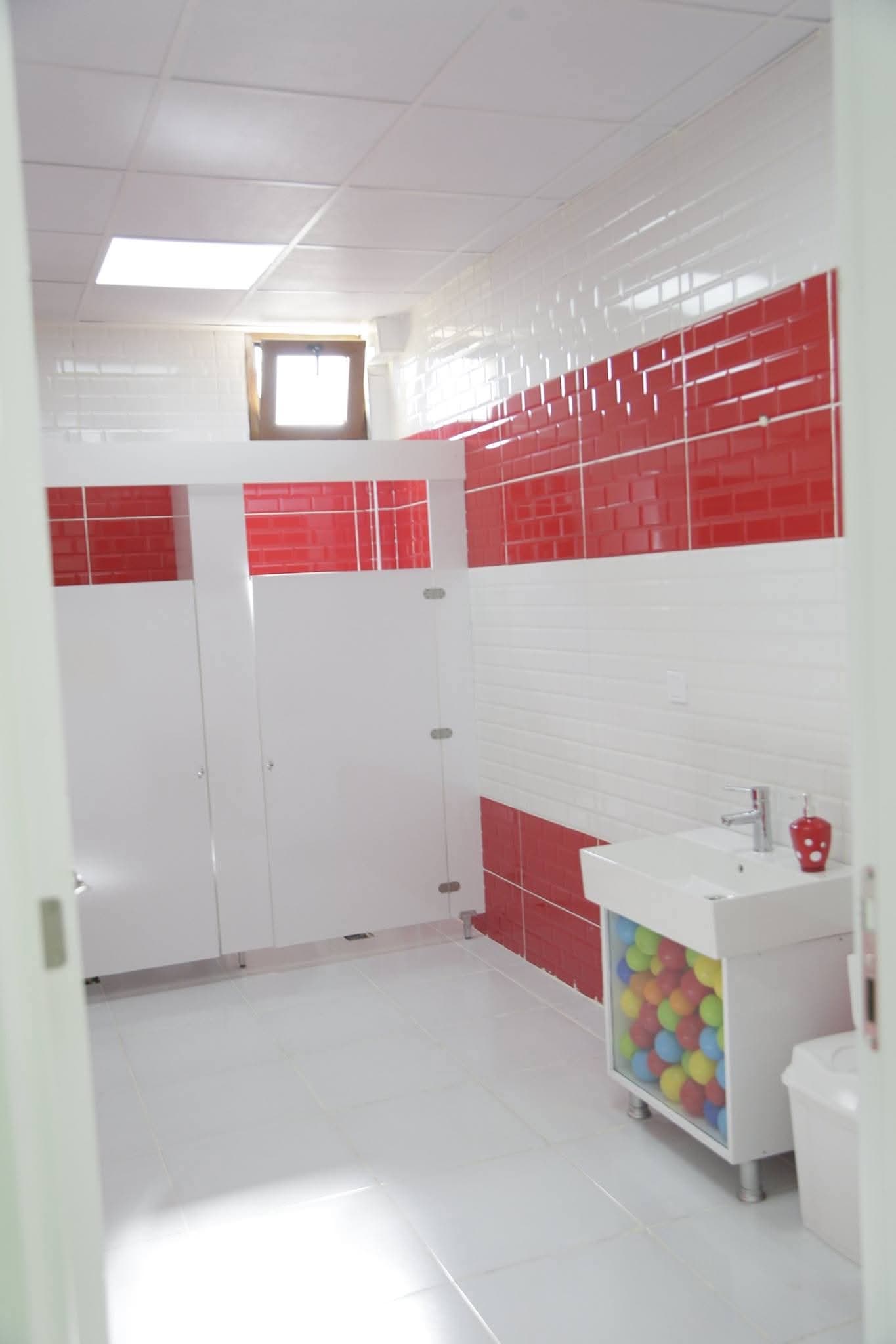 Çocuk boyu tuvaletler ve lavabo
