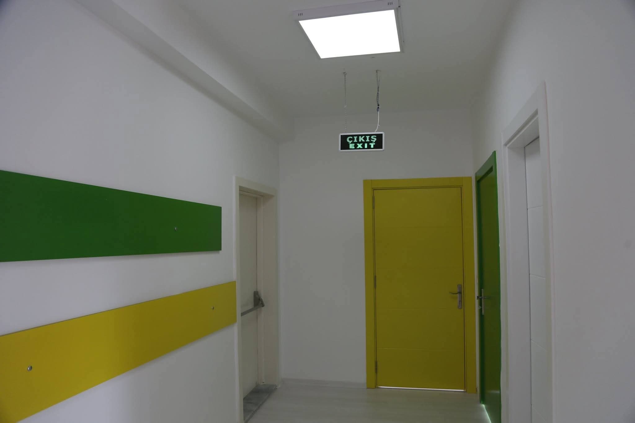 Sarı ve yeşil kapılı okul koridoru