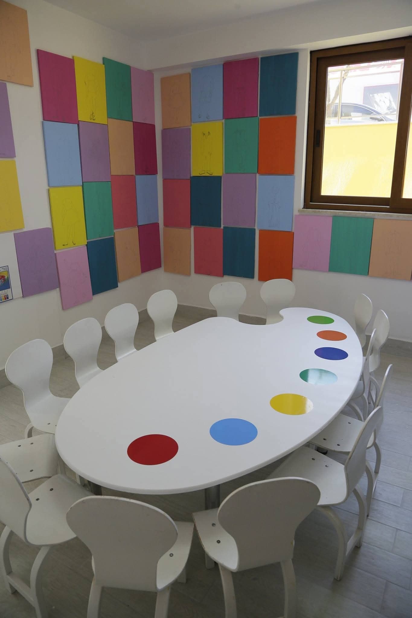 Renkli panolu sanat atölyesi masası